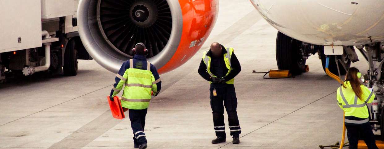Assistance_en_piste_placement_avion_marshalling